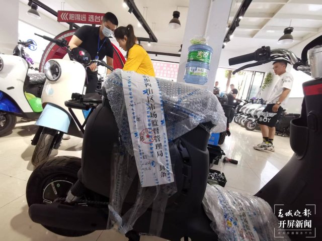 昆明西山區(qū)嚴(yán)查電動(dòng)車非法改裝、拼裝等行為（春城晚報(bào)-開屏新聞?dòng)浾?張勇 攝）