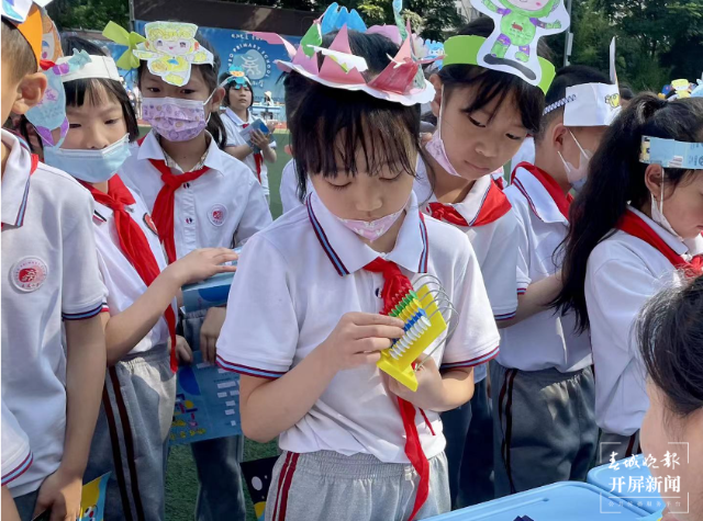 期末“玩”起來！昆明小學(xué)一、二年級(jí)無紙化考核（李思家 實(shí)習(xí)生 成楠 攝）