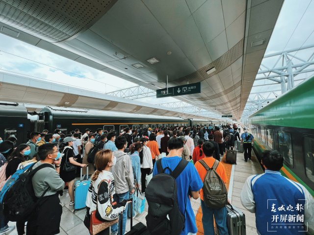 開(kāi)通7個(gè)月，中老鐵路累計(jì)發(fā)送旅客突破400萬(wàn)人次（開(kāi)屏新聞?dòng)浾?孫江葒 通訊員 何思遠(yuǎn) 楊紫軒 張梓曦 攝）