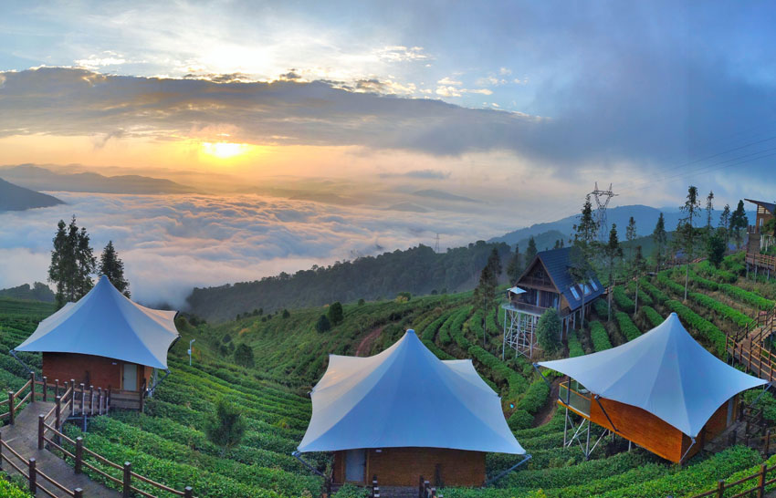 晨觀日出晚賞霞，閑看云海舞山腰。思茅區(qū)委宣傳部供圖