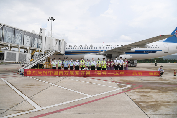 玉林福綿機(jī)場工作人員在停機(jī)坪準(zhǔn)備了簡樸的儀式，以慶祝航線的順利成行。馮運(yùn)帷攝