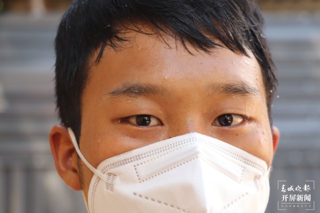 溫差39度！保山移民管理警察邊境線上演“冰火兩重天”(春城晚報(bào)-開屏新聞?dòng)浾?崔敏 通訊員 張錦難 陳道霖 楊雁雁 劉桐 攝影報(bào)道