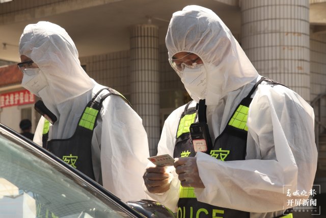 溫差39度！保山移民管理警察邊境線上演“冰火兩重天”(春城晚報(bào)-開屏新聞?dòng)浾?崔敏 通訊員 張錦難 陳道霖 楊雁雁 劉桐 攝影報(bào)道