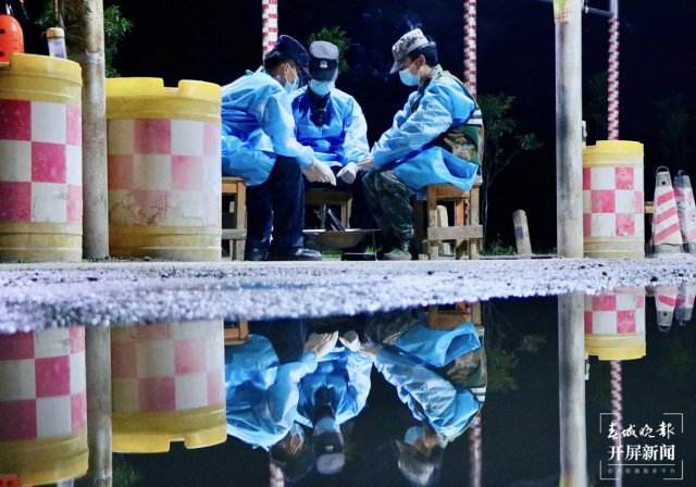 溫差39度！保山移民管理警察邊境線上演“冰火兩重天”(春城晚報(bào)-開屏新聞?dòng)浾?崔敏 通訊員 張錦難 陳道霖 楊雁雁 劉桐 攝影報(bào)道