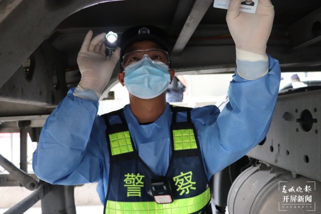 溫差39度！保山移民管理警察邊境線上演“冰火兩重天”(春城晚報(bào)-開屏新聞?dòng)浾?崔敏 通訊員 張錦難 陳道霖 楊雁雁 劉桐 攝影報(bào)道