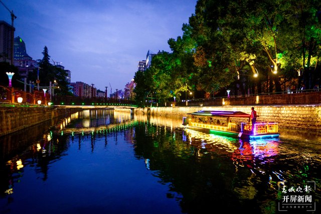 藍(lán)花楹水上賞花專線 盤(pán)龍江游船（開(kāi)屏新聞?dòng)浾?龍宇丹 李久紅 翟劍 攝）.jpg