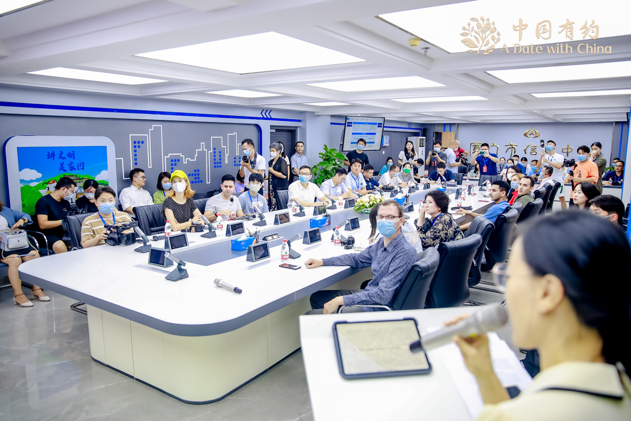 采訪團(tuán)在廈門市信息中心座談