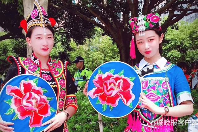 飛針走線，彝族繡娘街頭露絕活 (2)_副本