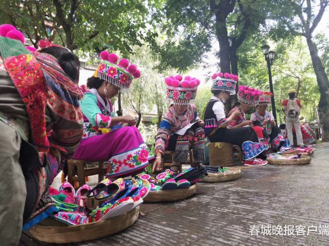 飛針走線，彝族繡娘街頭露絕活 (10)