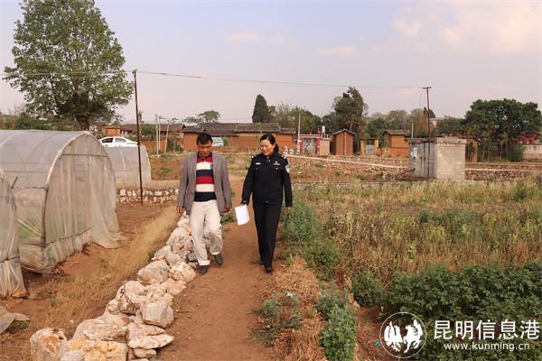 田間地頭深入開展戶籍宣傳