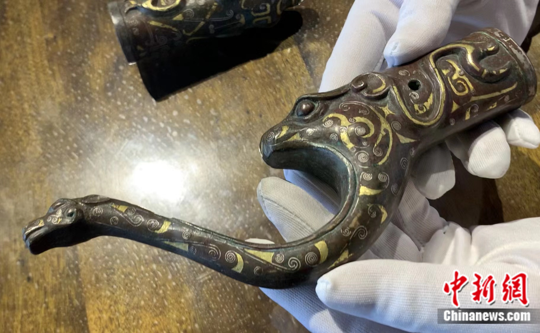 戰(zhàn)國時(shí)期射箭活動(dòng)時(shí)使用的承弓器。中新網(wǎng)記者 卞立群 攝