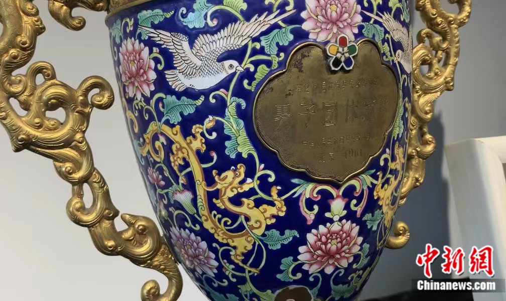 中國隊(duì)首次獲得世乒賽男團(tuán)冠軍獎(jiǎng)杯。中新網(wǎng)記者 卞立群 攝