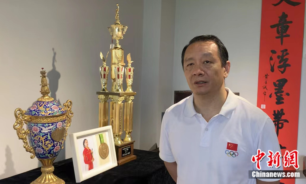 黃金介紹中國女排獲得的第一座世界杯獎(jiǎng)杯(右)。