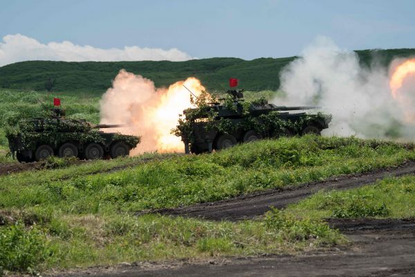 5月28日，日本陸上自衛(wèi)隊的主戰(zhàn)坦克在靜岡縣御殿場進行實彈射擊演習。（法新社）