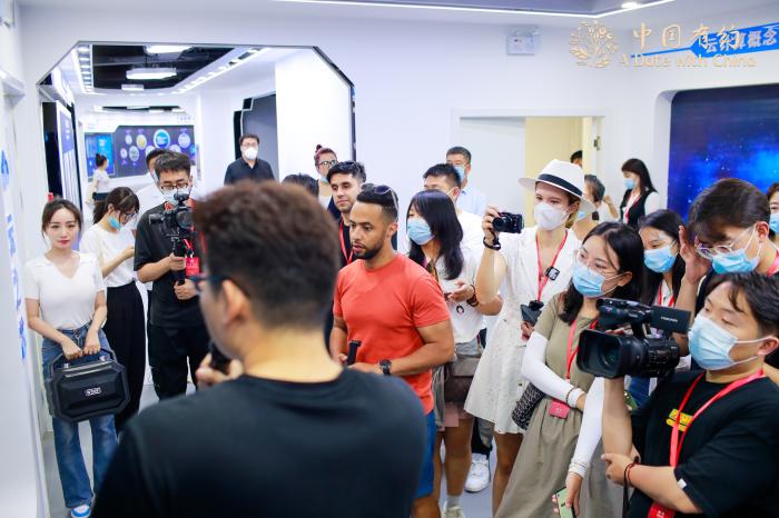 7月26日，中外記者探訪新疆克拉瑪依云計算產(chǎn)業(yè)園。 趙麗 攝