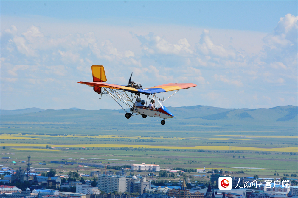 在內(nèi)蒙古呼倫貝爾額爾古納市，游客乘坐滑翔機(jī)“飛閱”額爾古納濕地。人民網(wǎng)孟麗媛攝