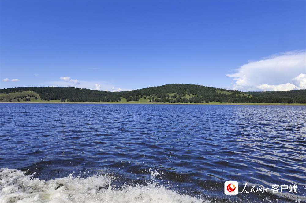 在內(nèi)蒙古呼倫貝爾鄂溫克旗，藍(lán)天白云與紅花爾基鎮(zhèn)水庫的碧波清浪相映成趣。人民網(wǎng)孟麗媛攝