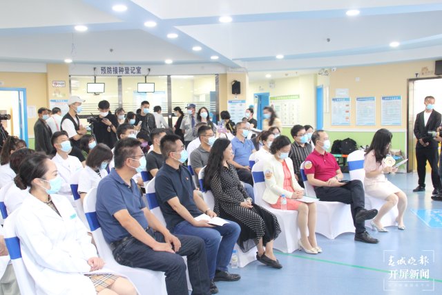 國內(nèi)首款四價流腦結(jié)合疫苗在滇同步接種 (1).jpg