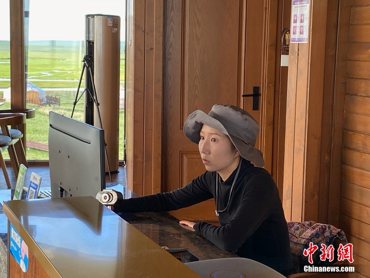 圖為烏日汗正在工作中。 蘇亦瑜