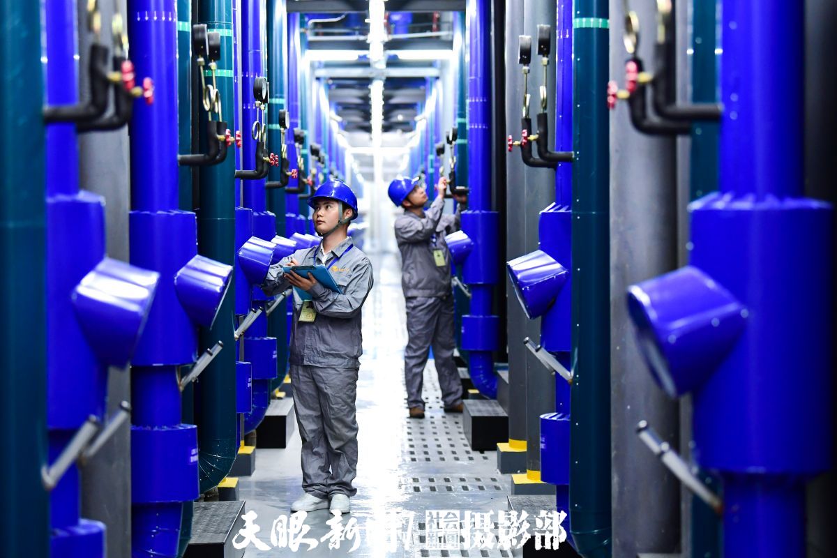 4  中國聯(lián)通貴安云數(shù)據(jù)中心技術(shù)人員在機(jī)房室內(nèi)巡檢微模塊進(jìn)出水管閥門壓力表。該中心是中國聯(lián)通在南方建設(shè)的最大云數(shù)據(jù)中心。   李楓  陳慧  攝DSC_8410(1).jpg