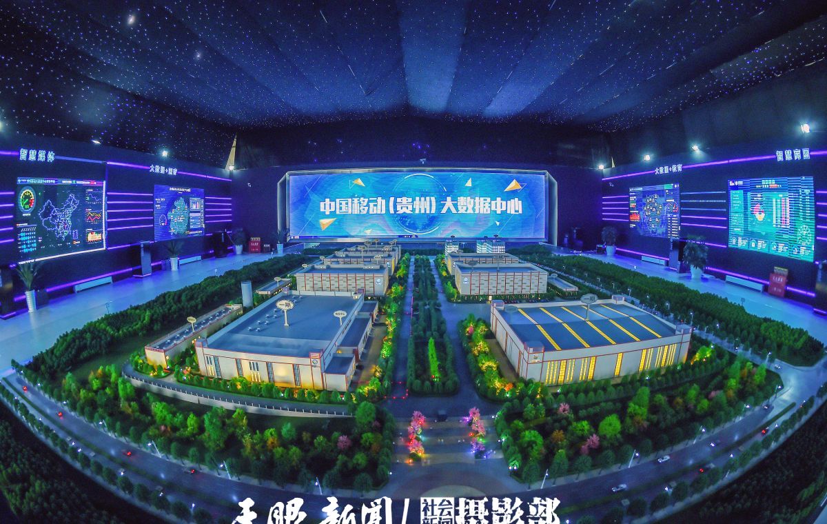 5  中國移動(dòng)貴州大數(shù)據(jù)中心 。中國移動(dòng)貴州大數(shù)據(jù)中心是中國移動(dòng)五大數(shù)據(jù)基地之一，按照國際最高等級(jí)T4標(biāo)準(zhǔn)建設(shè)，總投資20億元，建筑面積19萬平方米，建成容納2.1萬個(gè)機(jī)架，32萬臺(tái)服務(wù)器的能力，PUE值1.39。   傅泊霖。攝(1).jpg