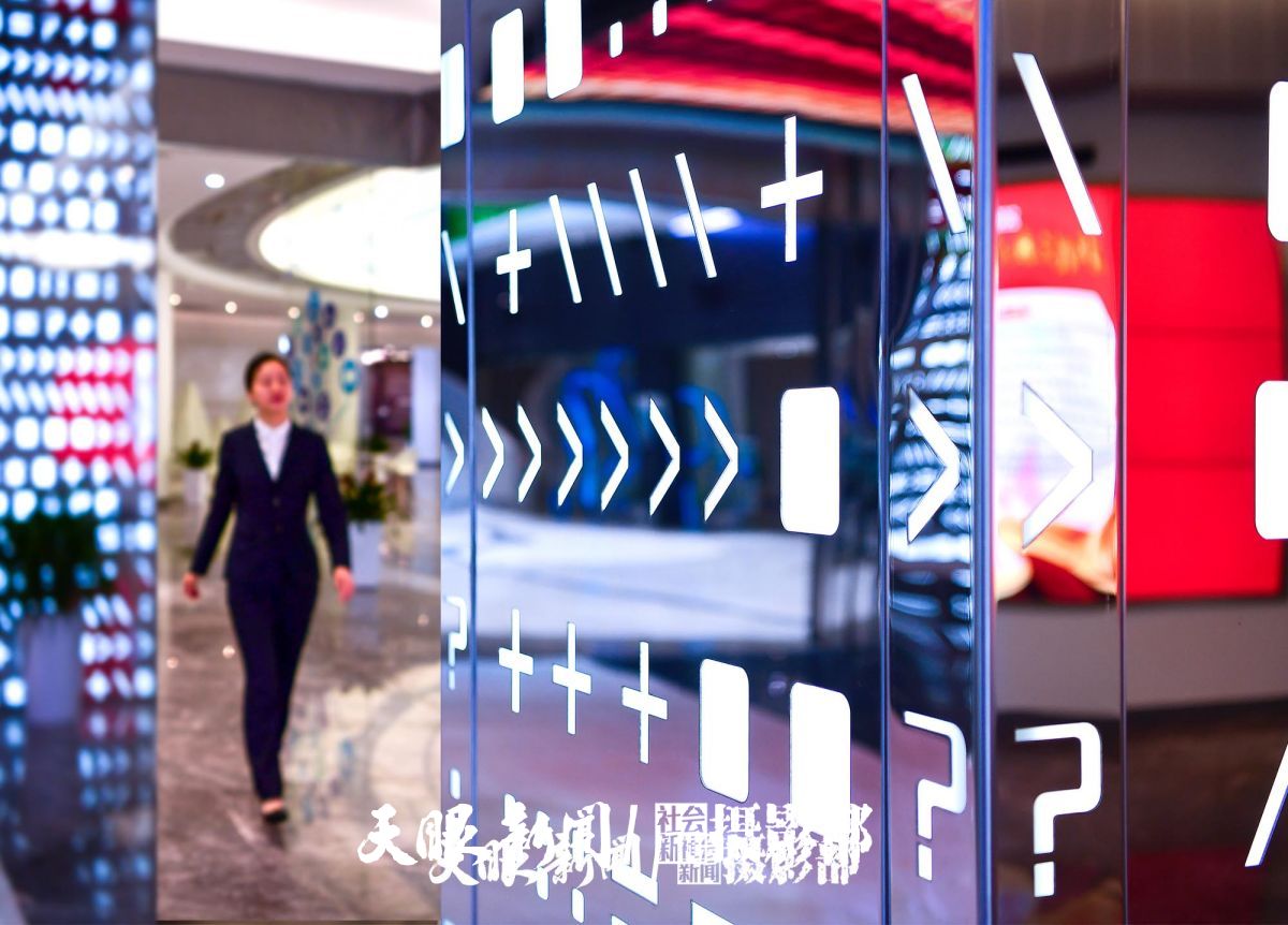 6  國家大數(shù)據(jù)（貴州）綜合試驗(yàn)區(qū)展示中心是貴州大數(shù)據(jù)產(chǎn)業(yè)發(fā)展的“縮影”，從多方面展示大數(shù)據(jù)的“貴州智慧”和“貴州方案”。  貴州日?qǐng)?bào)天眼新聞?dòng)浾?陳慧 攝(1).jpg