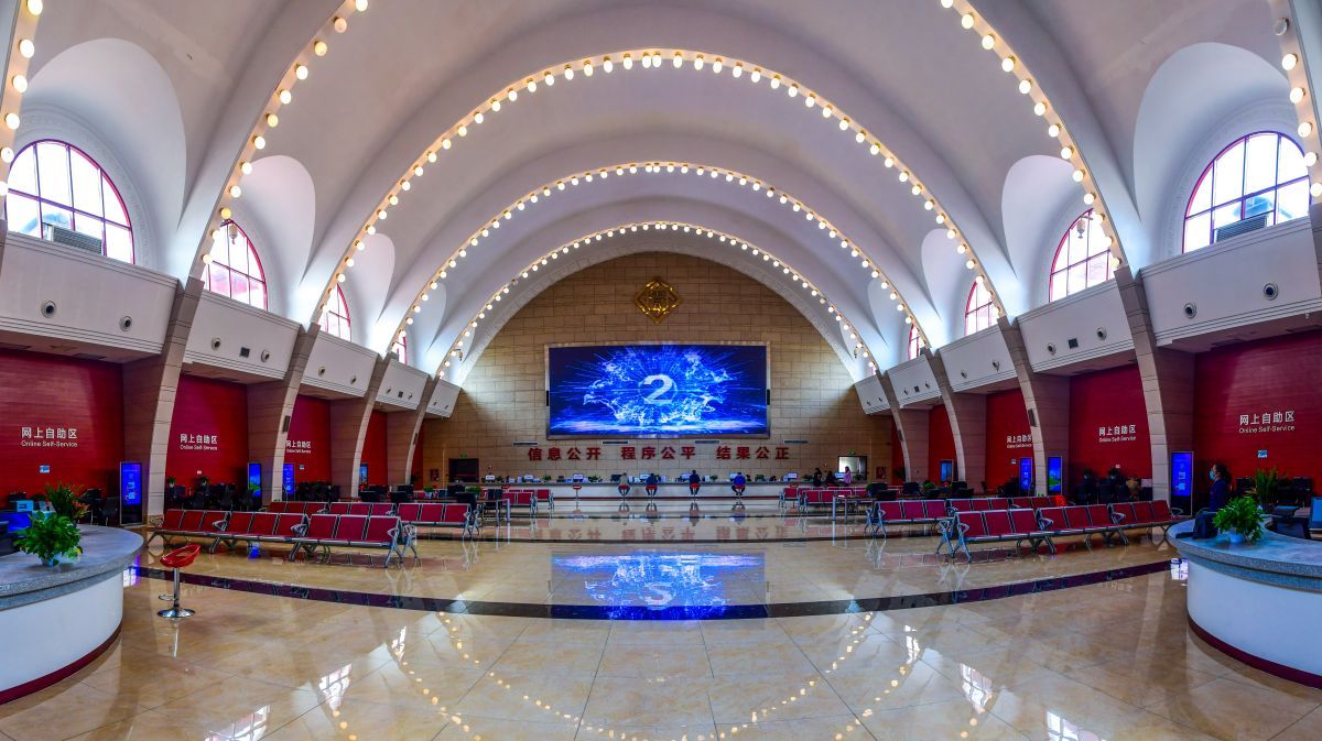 9   貴州省公共資源交易中心以“互聯(lián)網(wǎng)+公共資源交易”為實(shí)施路徑，不斷深化公共資源交易平臺(tái)整合共享，推動(dòng)形成全省“一云統(tǒng)攬”“一平臺(tái)服務(wù)”“一網(wǎng)通辦”的公共資源交易服務(wù)新格局。_全景圖1(1).jpg