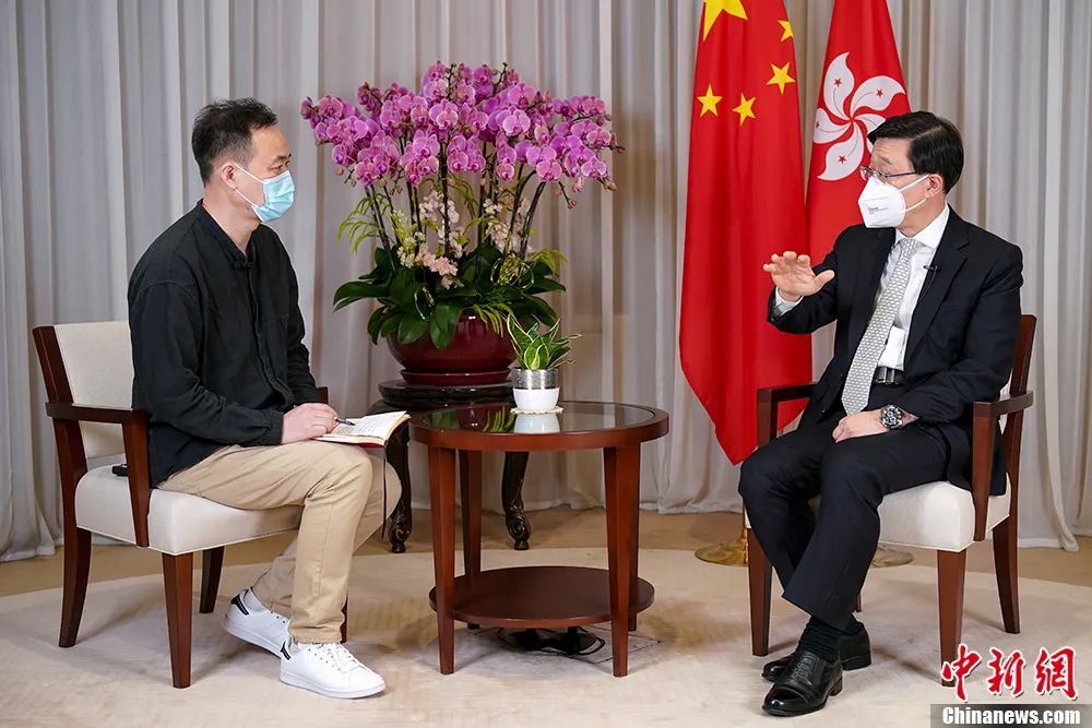 在履新滿月之際，香港特區(qū)行政長(zhǎng)官李家超接受<a target='_blank' href='/'>中新社</a>“中國(guó)焦點(diǎn)面對(duì)面”專訪，對(duì)一系列問題進(jìn)行回應(yīng)和解讀。 <a target='_blank' href='/'>中新社</a>記者 張煒 攝