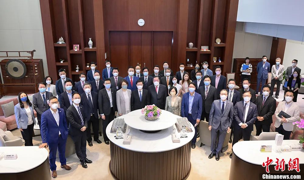 圖為7月13日李家超在立法會(huì)參加首次“前廳交流會(huì)”。<a target='_blank' href='/'>中新社</a>發(fā) 香港特區(qū)政府新聞處 供圖