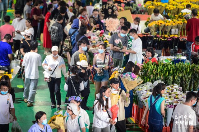 旅客來昆明斗南過七夕 驚嘆玫瑰花10元一把 (19).jpg