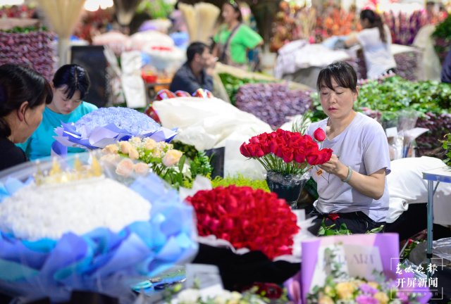 旅客來昆明斗南過七夕 驚嘆玫瑰花10元一把 (17).jpg