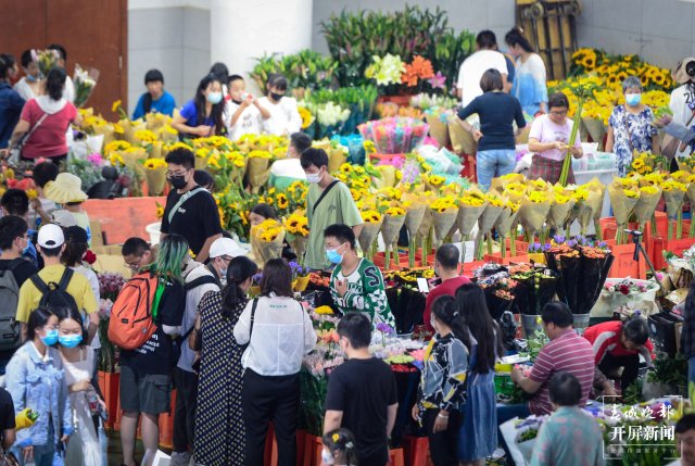 旅客來昆明斗南過七夕 驚嘆玫瑰花10元一把 (18).jpg