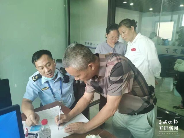 昆明一送水公司“失聯(lián)”追蹤(春城晚報(bào)-開(kāi)屏新聞?dòng)浾?張勇 通訊員 唐福祿 攝)