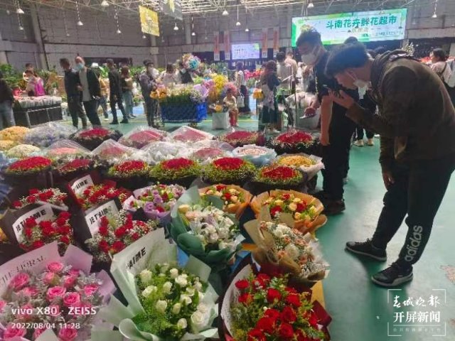 日均拍賣成交量近700萬支！“浪漫經(jīng)濟”催生斗南鮮花量價齊升（閔楠 攝）