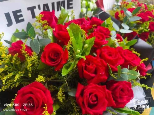 日均拍賣成交量近700萬支！“浪漫經(jīng)濟”催生斗南鮮花量價齊升（閔楠 攝）