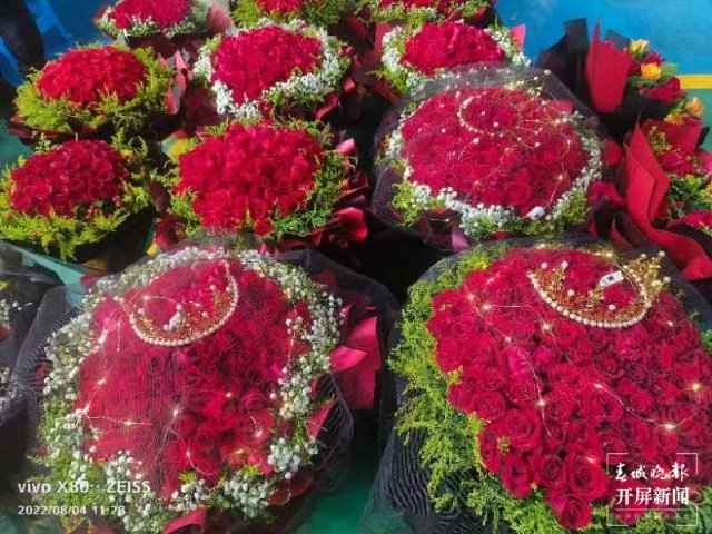 日均拍賣成交量近700萬支！“浪漫經(jīng)濟”催生斗南鮮花量價齊升（閔楠 攝）