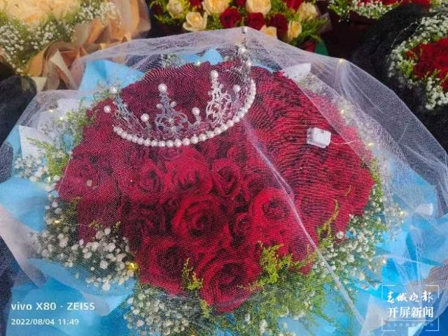 日均拍賣成交量近700萬支！“浪漫經(jīng)濟”催生斗南鮮花量價齊升（閔楠 攝）