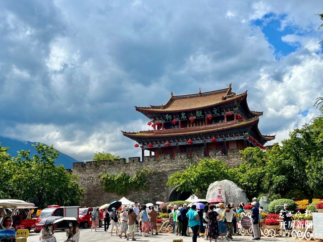 159萬(wàn)游客涌入大理古城，安全、有序的背后，為這群人點(diǎn)贊（劉文波 楊維琦 通訊員 李玲 金鎮(zhèn)雄 攝）