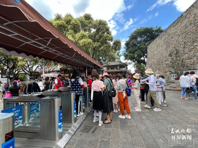 159萬(wàn)游客涌入大理古城，安全、有序的背后，為這群人點(diǎn)贊（劉文波 楊維琦 通訊員 李玲 金鎮(zhèn)雄 攝）