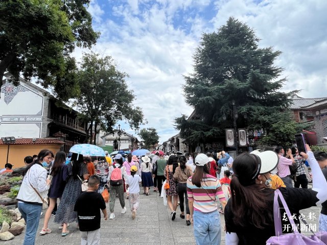159萬(wàn)游客涌入大理古城，安全、有序的背后，為這群人點(diǎn)贊（劉文波 楊維琦 通訊員 李玲 金鎮(zhèn)雄 攝）
