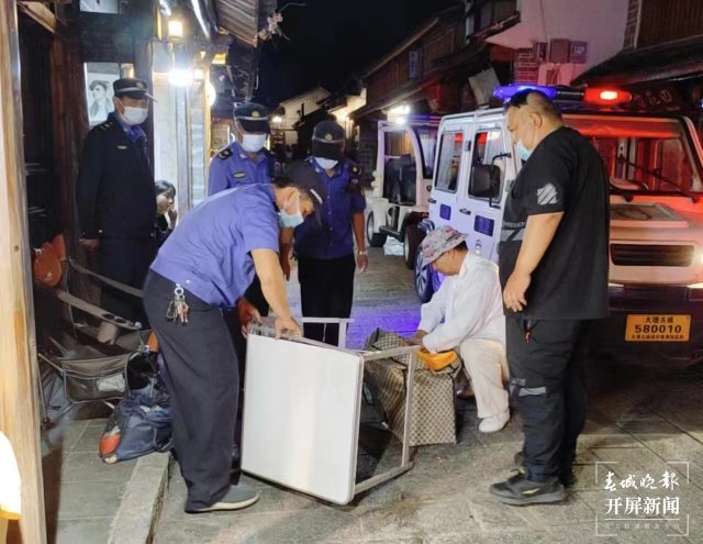 159萬(wàn)游客涌入大理古城，安全、有序的背后，為這群人點(diǎn)贊（劉文波 楊維琦 通訊員 李玲 金鎮(zhèn)雄 攝）