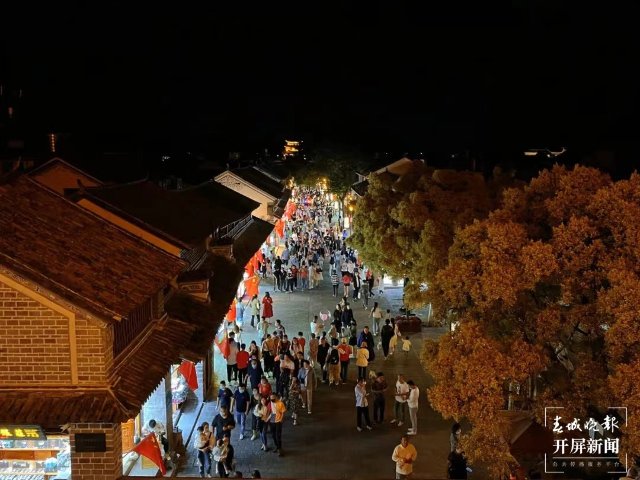 159萬(wàn)游客涌入大理古城，安全、有序的背后，為這群人點(diǎn)贊（劉文波 楊維琦 通訊員 李玲 金鎮(zhèn)雄 攝）