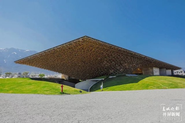 159萬(wàn)游客涌入大理古城，安全、有序的背后，為這群人點(diǎn)贊（劉文波 楊維琦 通訊員 李玲 金鎮(zhèn)雄 攝）