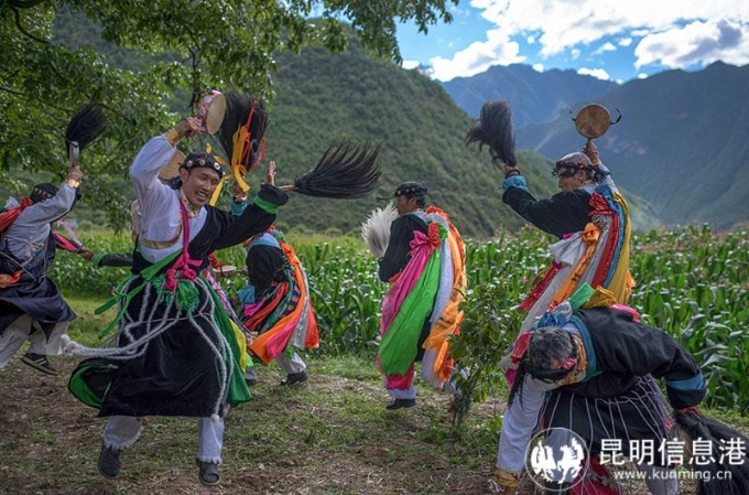 01-“熱巴”為藏語譯音，本意為長發(fā)、粘著的發(fā)辮，引申后意為用毛發(fā)編織成的纓絡(luò)網(wǎng)穗，即舞蹈中熱巴舞者系在腰間的飾物