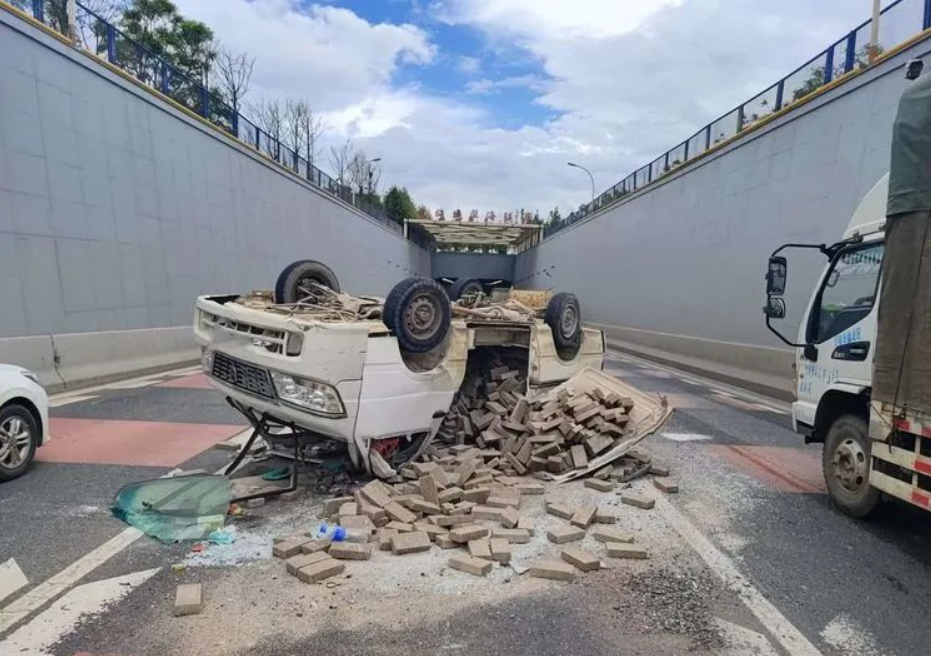 面包車：我承受了不能承受之重（供圖）