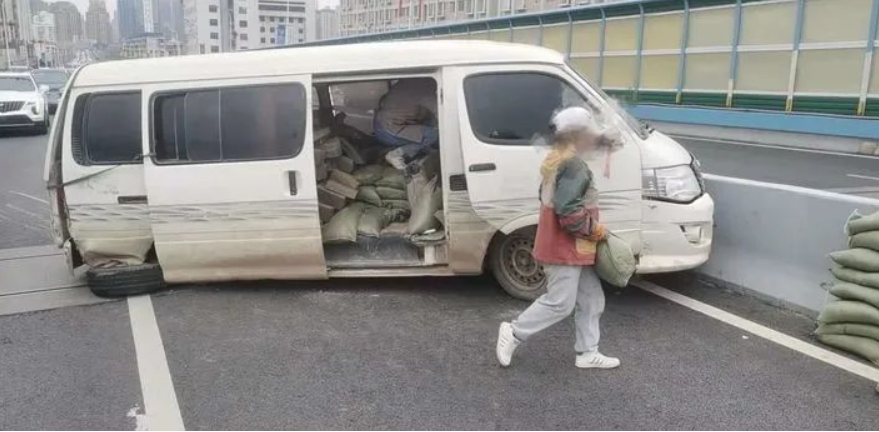 面包車：我承受了不能承受之重（供圖）