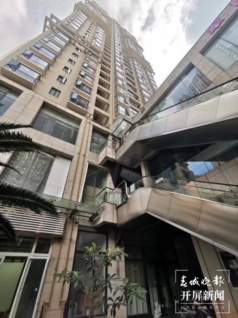 昆明一高層建筑欲加裝游泳池 遭業(yè)主抵制（張勇 攝）