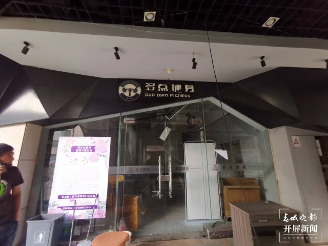 昆明一高層建筑欲加裝游泳池 遭業(yè)主抵制（張勇 攝）