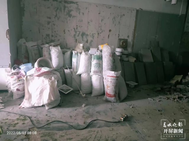 昆明一高層建筑欲加裝游泳池 遭業(yè)主抵制（張勇 攝）