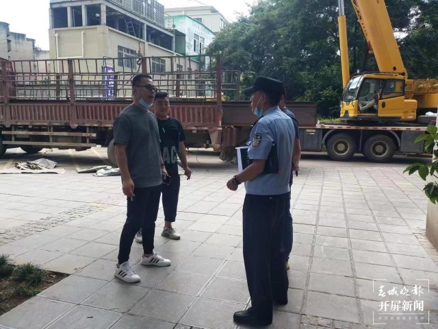 昆明一高層建筑欲加裝游泳池 遭業(yè)主抵制（張勇 攝）